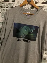 Remera gris con estampado de Inumaki de Jujutsu Kaisen.