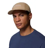 Gorro Columbia Wingmark Cap color beige, de estilo sencillo y ligero, con paneles laterales de malla y cierre posterior ajustable con hebilla.