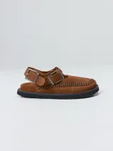 Guillermina o slipper Mutma modelo Najada, confeccionada en 100% gamuza de color rojo. Cuenta con plataforma de goma negra, doble hebilla ajustable en el empeine, y costuras artesanales visibles alrededor de la puntera.