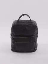 Mochila de cuero natural color negro, con diseño clásico y refinado. Cuenta con un compartimento principal con cierre, un bolsillo frontal con cierre y un asa superior. Presenta el logo de la marca grabado en la parte frontal.