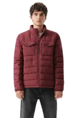 Campera puffer acolchada color bordó, con cierre frontal, cuello alto y dos bolsillos con solapa en el pecho.