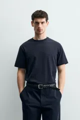 Camiseta de corte relajado confeccionada en algodón, con cuello redondo acabado en rib y manga corta.