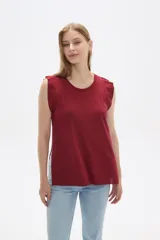 Remera blanca sin mangas con textura acanalada y corte holgado.