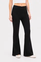 Pantalón negro de tiro alto con diseño acampanado y costuras frontales en relieve que aportan estructura.