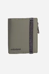 Billetera Mistral de PU color verde oliva con cierre de cremallera, compartimentos internos y banda elástica negra. Incluye caja de cartón.