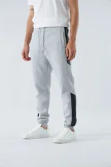 Pantalón de felpa negro con logo estampado y en goma, cintura ajustable y puños.