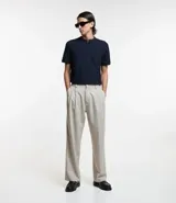 Polo de hombre de manga corta, color beige claro, con cuello mao y tapeta de dos botones.