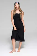 Vestido largo negro de morley con detalles de encaje en el ruedo y botones en el pecho.