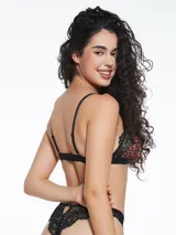 Soutien triangular color marrón con estampado de leopardo y detalles de encaje negro.