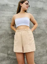 Short de tiro alto con estampado animal print y bolsillos laterales.
