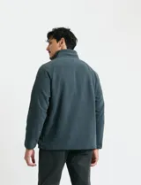 Sweater de micropolar color rojo, con cuello alto y cierre frontal parcial. Cuenta con mangas largas y bolsillos laterales con cierre.