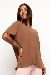 Remera de corte holgado y diseño minimalista, confeccionada en una mezcla de viscosa, lino y elastano. Presenta cuello redondo amplio y mangas cortas con terminación al corte.