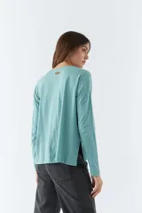 Remera celeste de algodón, de manga larga y cuello redondo.