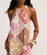 Vestido midi evasé de Marfinno, sin mangas y con cuello halter. Confeccionado en viscolino con estampado tropical de rombos y motivos playeros.