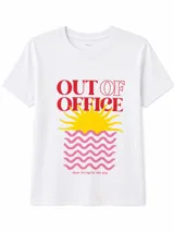 Remera blanca con estampado frontal de la leyenda "OUT OF OFFICE", un sol amarillo y ondas rosadas, acompañada por el texto "slow living by the sea".