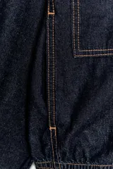 Cazadora bomber de denim oscuro con cuello subido, manga larga y bolsillos frontales con solapa. Presenta cierre frontal de cremallera y bajo elástico.