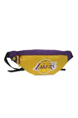 Riñonera de nylon con diseño bicolor en amarillo y violeta, con el logo oficial de Los Angeles Lakers estampado en el frente. Cuenta con cierre principal y correa regulable.