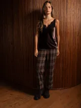 Top de terciopelo negro con breteles finos y detalle de encaje en el escote.