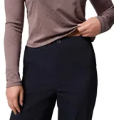 Pantalón de corte recto y tiro medio con cintura elástica, bolsillos laterales y bolsillo de seguridad con cierre. Confeccionado con tecnología Omni-Shield que repele la humedad y las manchas.