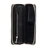 Billetera Extra Large modelo Dell, color negro con marrón, confeccionada en cuero vacuno con textura símil cocodrilo. Cuenta con cierre perimetral y aplique metálico frontal con el logo de la marca.