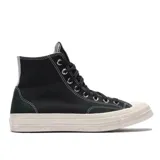 Championes Converse modelo Chuck 70 Hi, de caña alta, confeccionados en lona resistente color negro. Presentan suela de goma color crema con acabado brillante, puntera reforzada y cordones de algodón al tono. Incluyen plantilla OrthoLite para mayor confort.