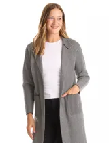 Chaqueta larga de tejido de punto con estampado de zigzag en blanco y negro. Presenta cuello con solapa de muesca, manga larga y dos bolsillos frontales aplicados.