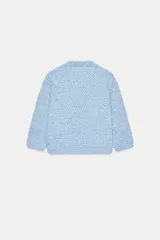 Chaqueta de punto en tono celeste, de cuello redondo, manga francesa y cierre frontal con botones dorados. Cuenta con bolsillos simulados con solapa y botones dorados en la parte delantera.