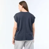 Camiseta de punto gris oscuro sin mangas, con cuello redondo y un pequeño bordado en forma de corazón dorado en el pecho.