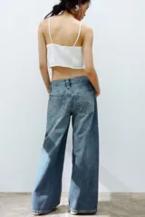 Jean de tiro bajo y corte baggy wide leg, con diseño de cinco bolsillos y lavado desgastado.
