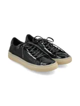 Sneaker de cuero negro con textura reptil, cordones con lurex y suela color miel.