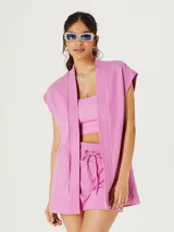 Chaleco abierto color rosa de tejido de punto.