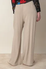 Pantalón ancho negro de lino y rayón, con cintura elastizada ajustable con cordón y bolsillos laterales.