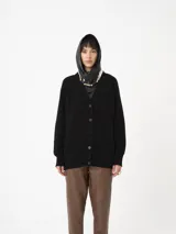 Cárdigan largo negro con botones a tono y silueta floja.