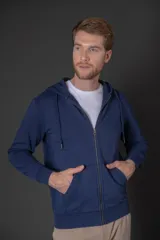 Campera con capucha y cierre frontal, confeccionada en algodón de color azul. Presenta bolsillos tipo canguro, puños y ruedo acanalados.