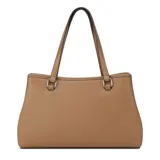 Cartera Guess modelo Angelica, color marrón símil cuero, con doble asa de hombro y correa regulable. Presenta un detalle de cadena metálica plateada con dijes colgantes que forman la palabra "GUESS" en la parte frontal, además del logo grabado en la base.