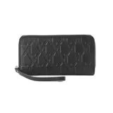 Billetera tipo canopla grande de cuero negro con diseño geométrico en relieve. Tiene cierre perimetral, herrajes plateados y correa de mano extraíble. Cuenta con trece compartimentos internos, incluyendo uno con cierre.