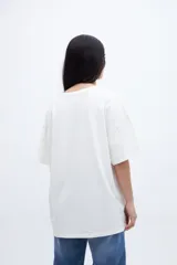 Remera celeste con estampado de limones y texto en amarillo.