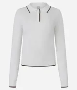 Blusa de punto color blanco con cuello polo, manga larga y detalles de ribete en contraste color negro en el cuello, puños y ruedo. Confeccionada en mezcla de viscosa, poliéster y poliamida.
