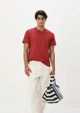 Camiseta celeste de corte slim, cuello redondo y manga corta.