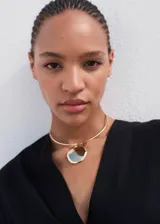 Vestido corto de diseño recto y sin mangas, con cuello en pico cruzado y falda cruzada. Cuenta con tirantes anchos, cierre de cremallera lateral y forro interior.