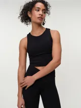 Top deportivo negro con escote a la base y diseño corto a la cintura.