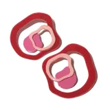 Par de aros colgantes con diseño abstracto de aros concéntricos en colores rojo, rosa y rosa claro.