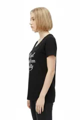 Remera negra de algodón, con cuello en V, mangas cortas, corte al cuerpo y estampa frontal con la frase "Emotionally Unavailable" en letras rosadas.
