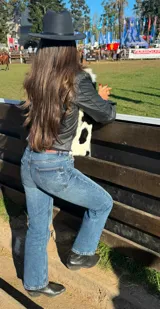 Campera de cuero vacuno negra con detalles en piel sintética blanca con estampado de vaca.