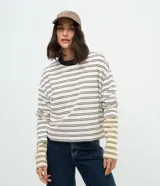 Blusa de corte oversize confeccionada en una mezcla de algodón y poliéster, con diseño de rayas horizontales. Presenta cuello redondo en color contrastante y mangas largas con caída relajada.