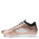 Championes de fútbol 11 Umbro modelo Legend, color negro con detalles en blanco. Presentan el logo de la marca en el lateral, costuras reforzadas en la puntera y una pequeña bandera tricolor decorativa. Cuentan con suela de tacos blancos y cierre mediante cordones negros.