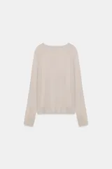 Jersey de punto color marrón topo, de manga larga y corte recto, con cuello redondo ribeteado con hilo brillante.