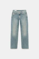 Jeans de tiro bajo y corte slim, color celeste con efecto lavado, con trabillas, cinco bolsillos y cierre frontal con cremallera y botón metálico.
