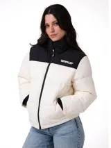 Campera puffer Caterpillar de diseño bicolor, con cuerpo en color crema y canesú superior en negro. Presenta cierre frontal completo, cuello alto, puños internos de punto acanalado y logo de la marca estampado en el pecho.