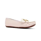 Mocasines negros de cuero sintético con detalle de hebilla dorada.